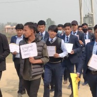विपी स्मृति बहुप्राविधिका विद्यार्थीहरु आन्दोलित ।