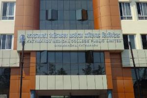 बीमाबाट पनि राहत नपाएका बिरामी: काठमाडौँ मेडिकल कलेजमा सास्ती र दुखको कथा